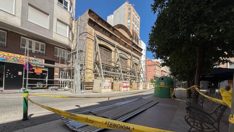 Comienzan los trabajos previos al desmontaje de la fachada de Riegos El Progreso