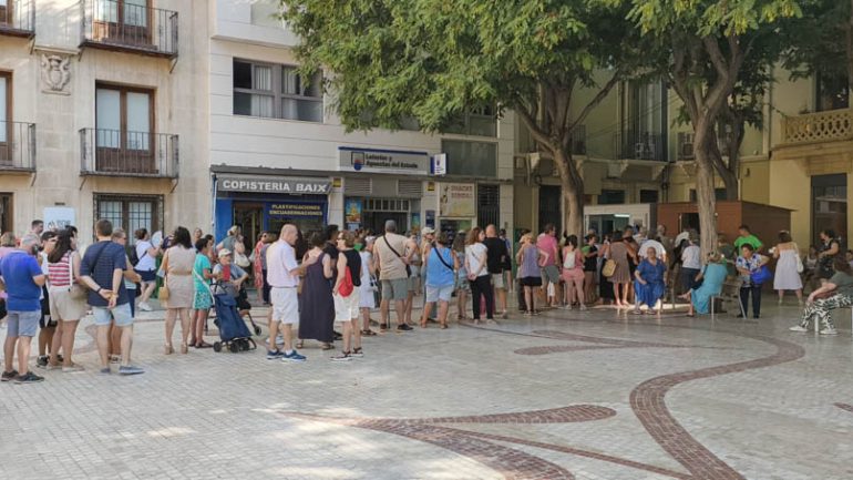 Largas colas en el primer día de venta de sillas para los desfiles de Moros y Cristianos y la Charanga
