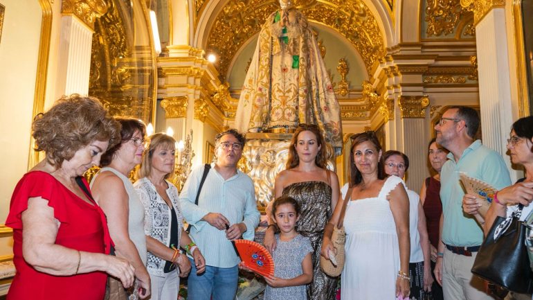 La Asociación Amigos de la Nit de l’Albà realiza la visita-ofrenda a la Virgen de la Asunción