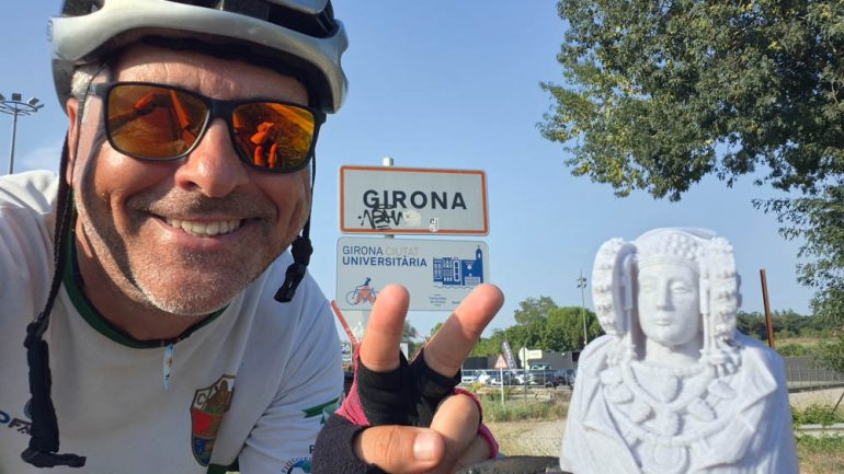 Carlos San José recoge más de 500 firmas en su viaje en bici hasta Girona para pedir la vuelta de la Dama de Elche