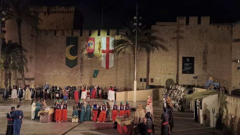 Las Embajadas Mora y Cristiana muestran la conquista y reconquista de Elche con una presencia multitudinaria de público