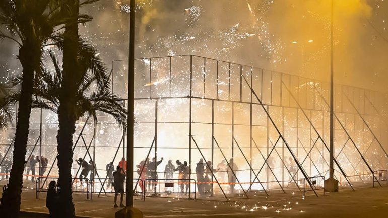 40 personas atendidas por el uso de productos pirotécnicos: una joven con quemaduras de segundo grado y una mujer intervenida de un ojo por la caída de cañas
