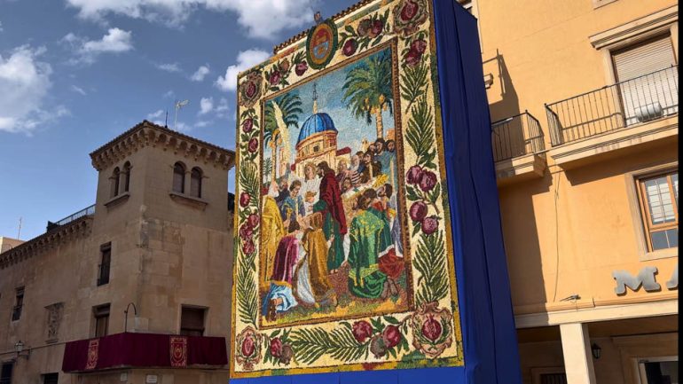 Recta final de las Fiestas 2026. Tapiz floral en la plaza del Congreso Eucarísico y toldo en la basílica de Santa María