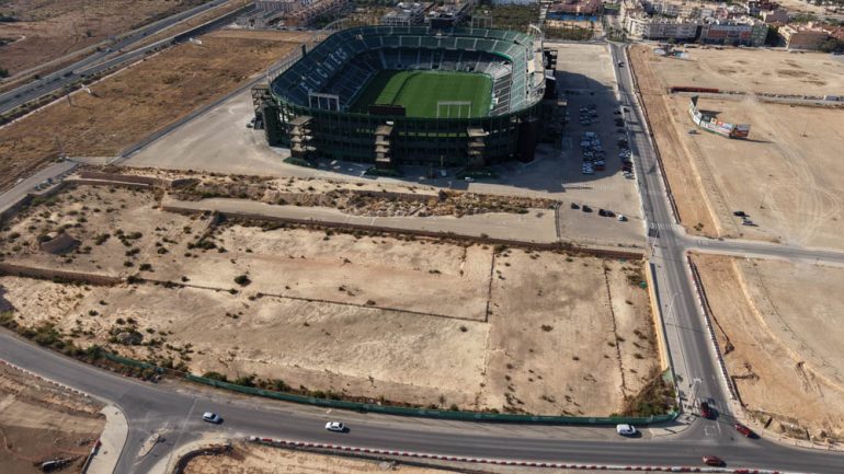Las obras en el entorno del Martínez Valero no impiden aparcar para ver los partidos de fútbol