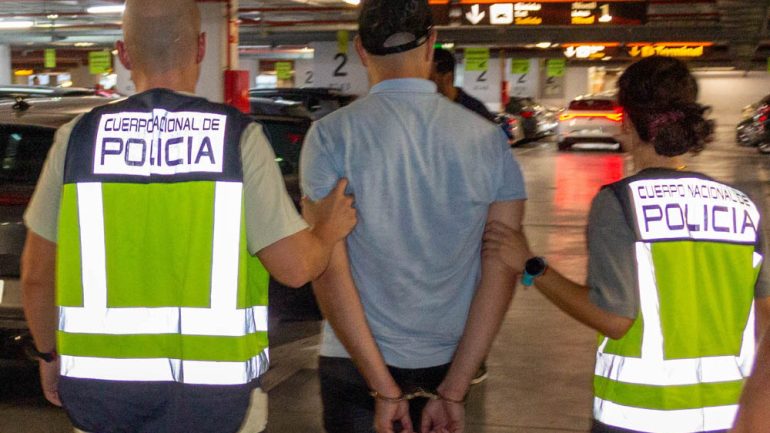 Detienen en el Aeropuerto Alicante-Elche a un hombre buscado en Francia por transportar cientos de kilos de droga entre Francia y España