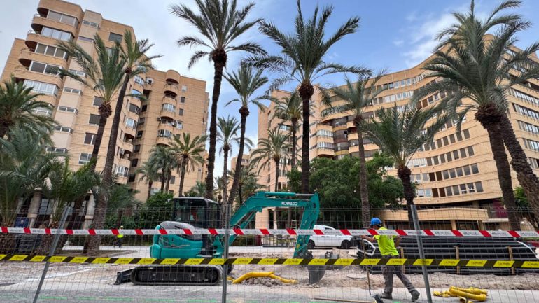 Obras en la calle Porta de la Morera: avanza el alumbrado, el riego y los nuevos bordillos