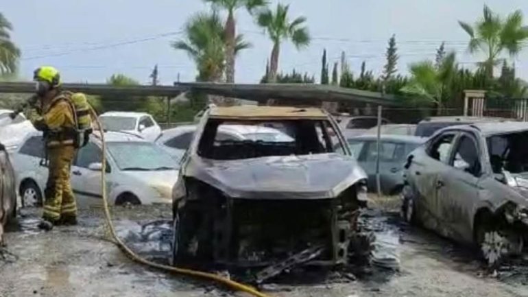 Siete coches siniestro total y otros dos afectados en un incendio en una campa de Torrellano Alto