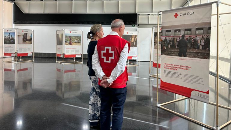 La exposición «Los límites de la guerra. Paz, Derecho Internacional Humanitario y Conflictos», de Cruz Roja, en el Centro de Congresos hasta el 10 de septiembre