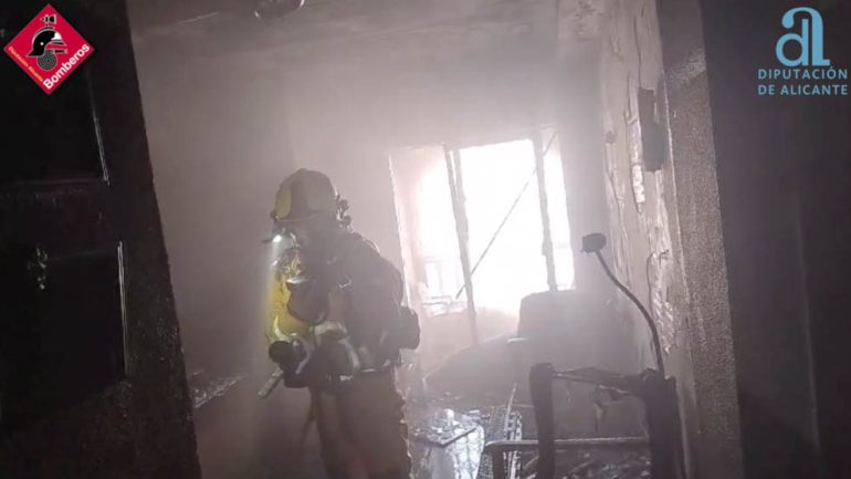Susto por el incendio en los contadores de un edificio