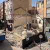 Acaba el desmontaje de la fachada de Riegos El Progreso y la calle reabre al tráfico