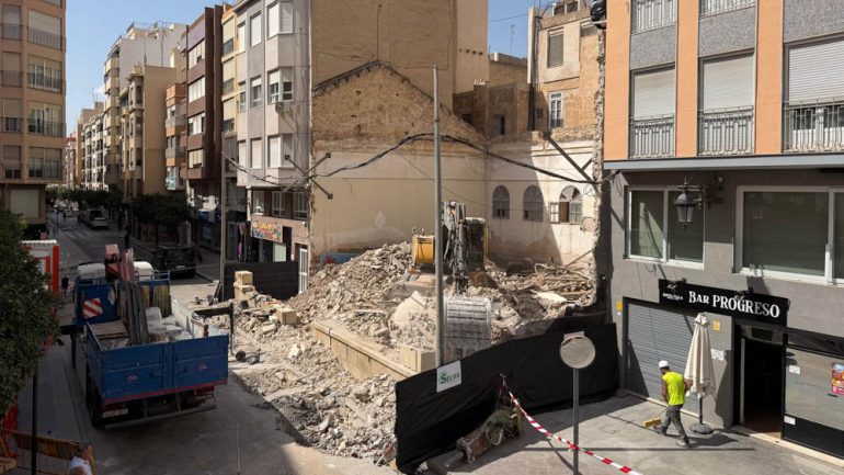Acaba el desmontaje de la fachada de Riegos El Progreso y la calle reabre al tráfico