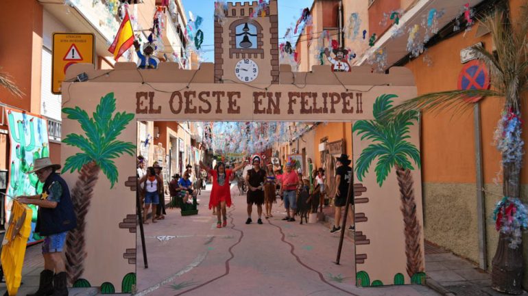 Santa Pola. La calle Felipe II gana el premio a la mejor calle engalanada por segundo año consecutivo