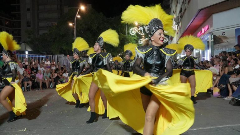 Santa Pola. Más de mil personas participan en el animado y vistoso Desfile Multicolor