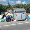 Vecinos de Torrellano denuncian la acumulación de vertidos junto contenedores próximos a las campas de vehículos