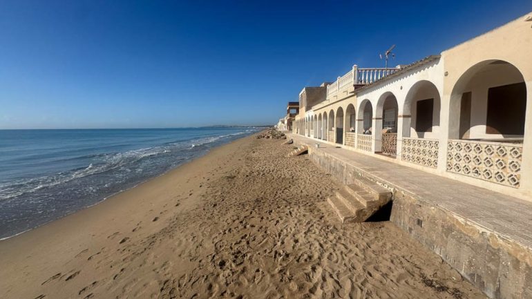 La Generalitat presenta nuevas alegaciones para defender las viviendas de primera línea de playa de El Pinet
