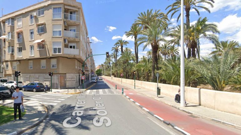 Fallece una mujer atropellada por una furgoneta en la calle Mariano Soler Olmos de Elche