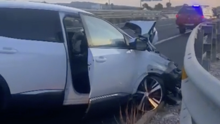 Una joven fallecida y dos personas heridas en un accidente en la AP-7 en Crevillent entre dos vehículos, uno de ellos que estaba averiado en el arcén