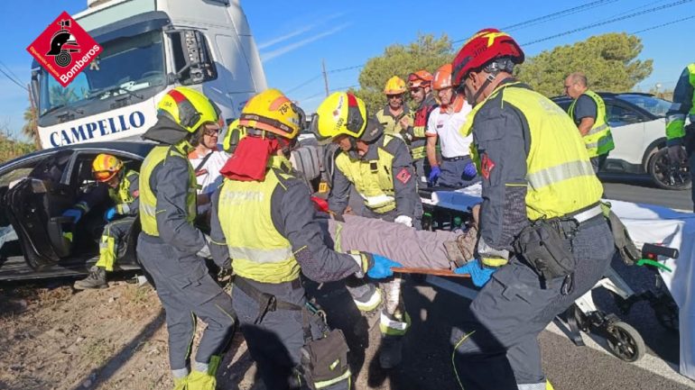 Excarcelan y trasladan al Hospital General a un hombre tras el choque frontal de un camión y un coche en la N-340
