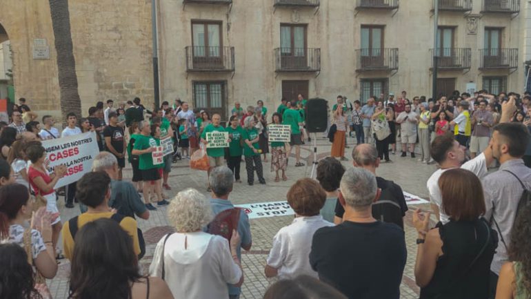 Concentración en Elche “Por todas las Maricarmen” para denunciar los desahucios