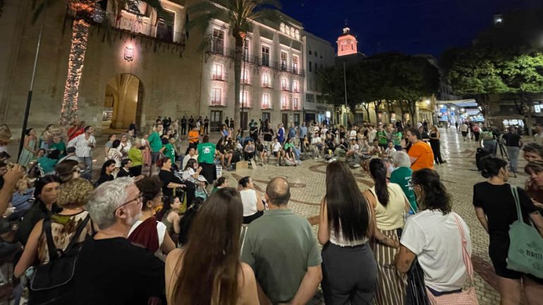 Silla, bocadillo y reivindicación del “Decreto Maricarmen” cuando se confirma que ella podrá volver a su casa