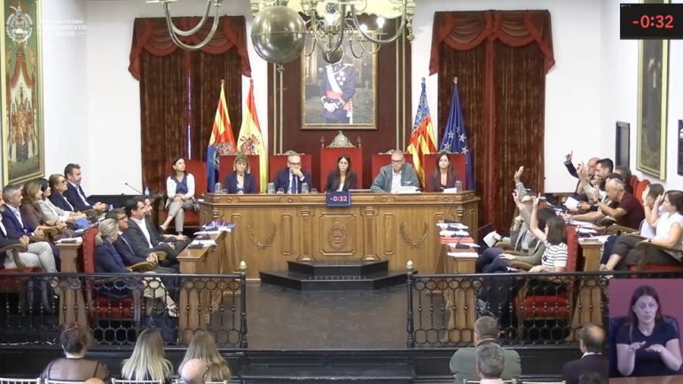 Pleno municipal de Elche: de llamar “fascistas” a VOX a decir que “un ateo no puede opinar” del Misteri