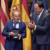 Juan Perán recibe la Distinción al Mérito Empresarial y Social de la Generalitat y José Manuel Guinot interpreta el Himno de la Comunitat en el acto institucional del 9 d’Octubre