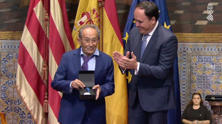 Juan Perán recibe la Distinción al Mérito Empresarial y Social de la Generalitat y José Manuel Guinot interpreta el Himno de la Comunitat en el acto institucional del 9 d’Octubre