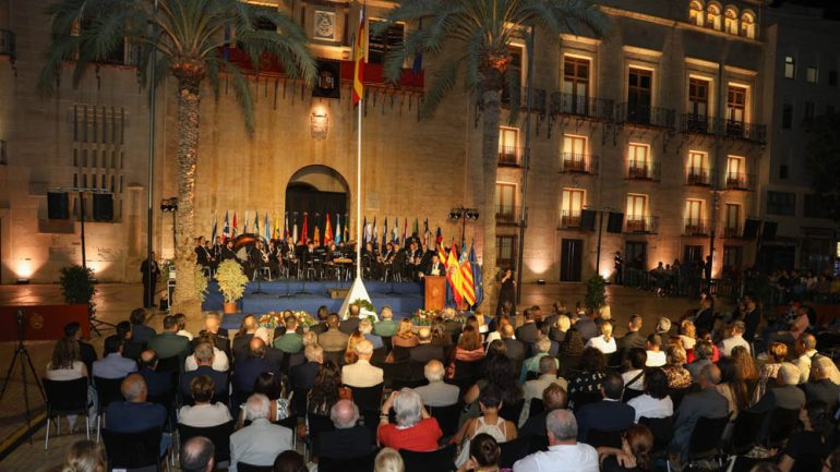 Acto del 12 de octubre. El alcalde reclama reformas en educación, vivienda, impuestos y el fortalecimiento de la separación de poderes