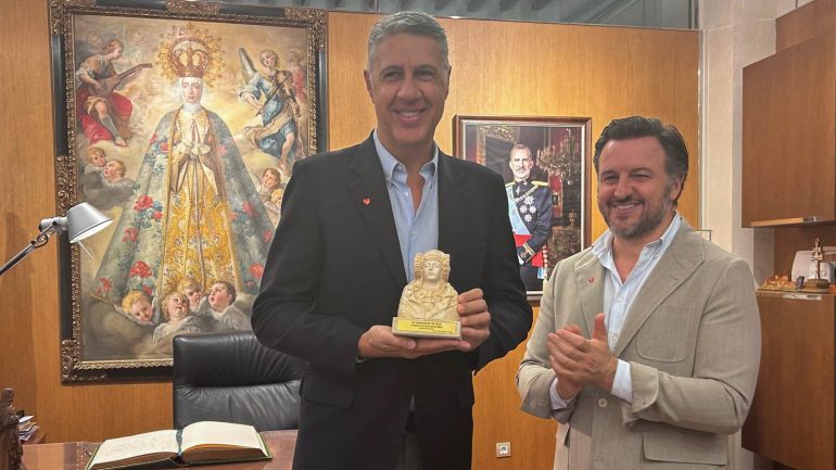 García Albiol, alcalde de Badalona en Elche: Dama de Elche, palmera y medidas antiocupación