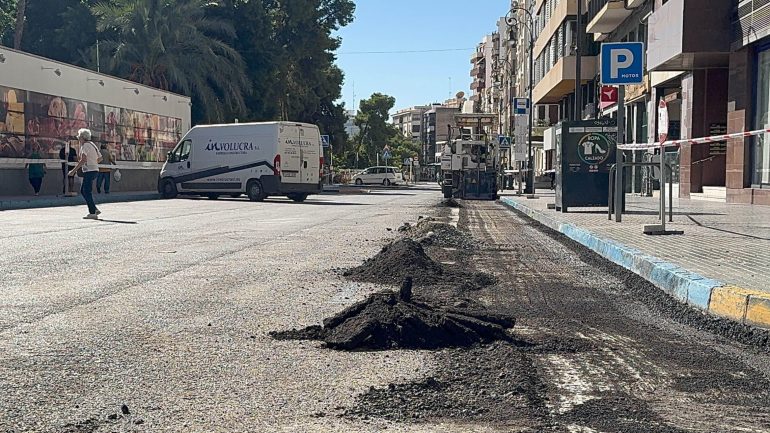 Asfaltan la avenida de la Comunitat Valenciana entre los puentes de Altamira y de Canalejas