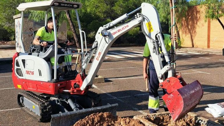 Santa Pola. Plantan moreras para que haya más sombra en el aparcamiento del cementerio nuevo