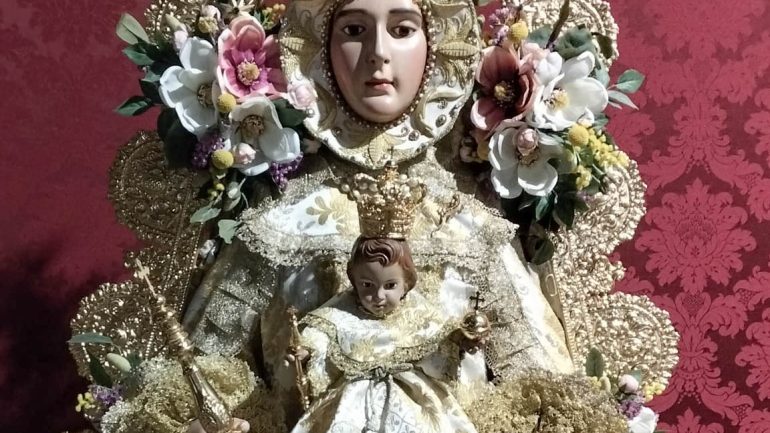 La imagen de la Virgen del Rocío cambia de indumentaria para la conmemoración de Todos los Santos