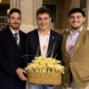 La juventud cofrade de Elche ofrenda con palma blanca a la Virgen del Pilar en el Encuentro JOHC que se celebra en Zaragoza