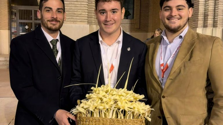La juventud cofrade de Elche ofrenda con palma blanca a la Virgen del Pilar en el Encuentro JOHC que se celebra en Zaragoza