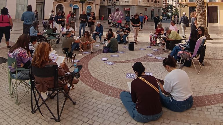 Las usuarias del Club de Lectura de la Casa de la Dona vuelven a salir a la calle para pedir la reapertura