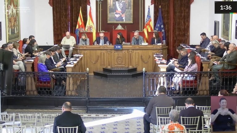 Mociones del pleno en el Ayuntamiento de Elche: violencia contra la mujer, pensiones, Porta d’Elx, bus, taxi…