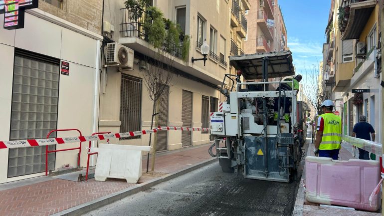 Recta final en las obras de asfaltado en la calle Major del Pla