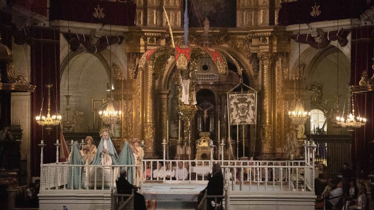 Recogimiento y recuerdo en memoria de las víctimas del accidente de tren en Toledo en el primer ensayo del Misteri d’Elx